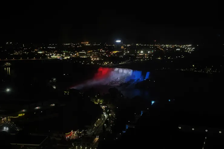 夜晚的美國瀑布