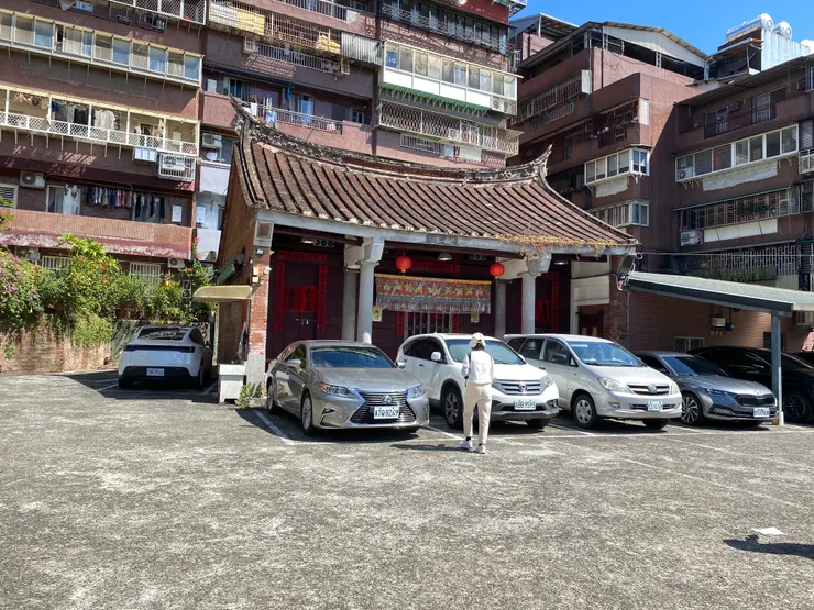 被公寓環抱的張家祖厝。據說後方公寓都是張家土地