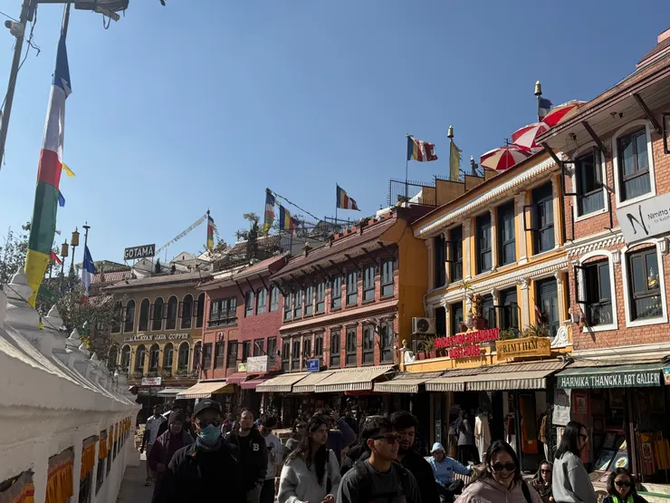 繞塔祈福的民眾