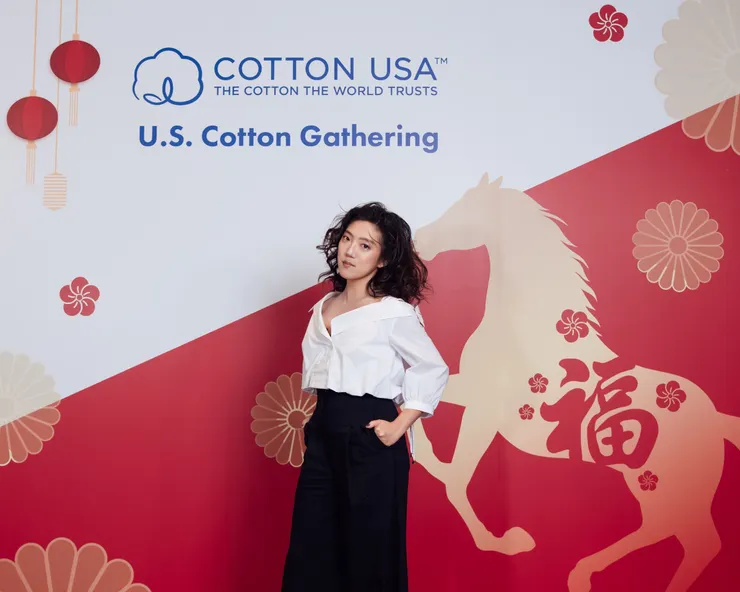 全球永續纖維領導品牌 COTTON USA™ 美國棉，攜手創作歌手 李竺芯 展開跨界合作，並以即將於3月登場的《痟水 Siáu Suí》演唱會為核心，打造兼具文化與環境價值的演唱會周邊商品。