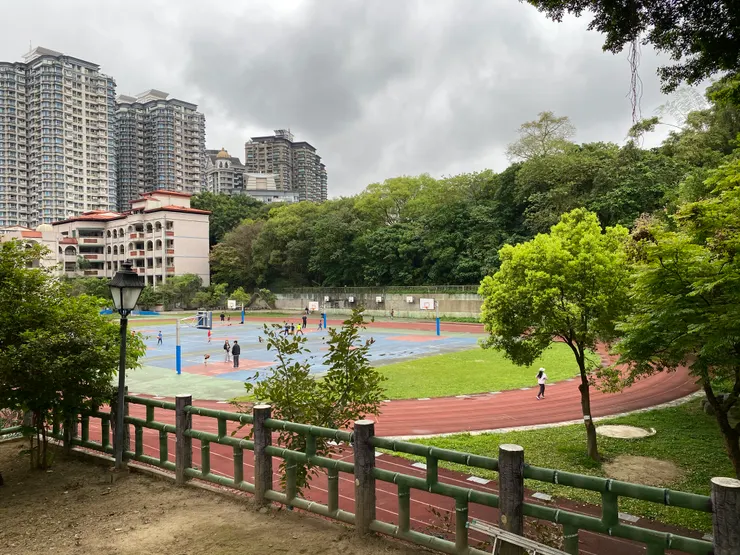 北新國小原是新店第二公墓。後方的高樓更讓人頭皮發麻