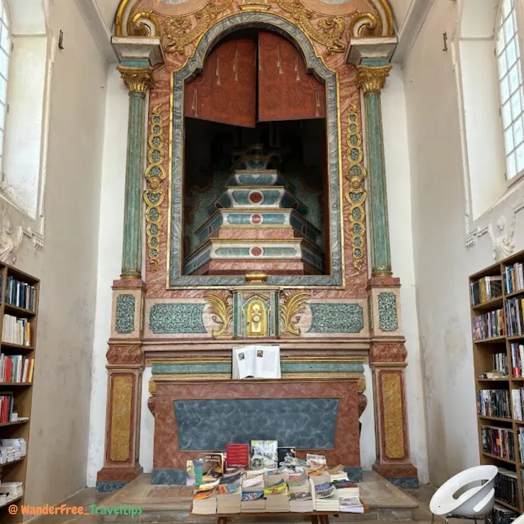 老教堂改造的書店內部一隅 - Livraria de São Tiago | Óbidos