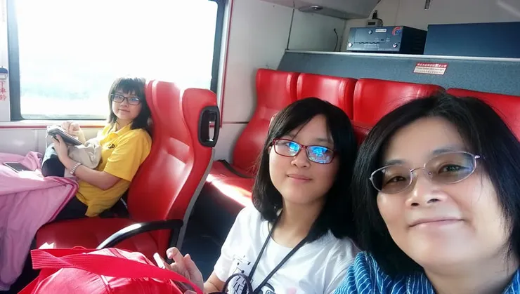 筆者與母親、姊姊的合照