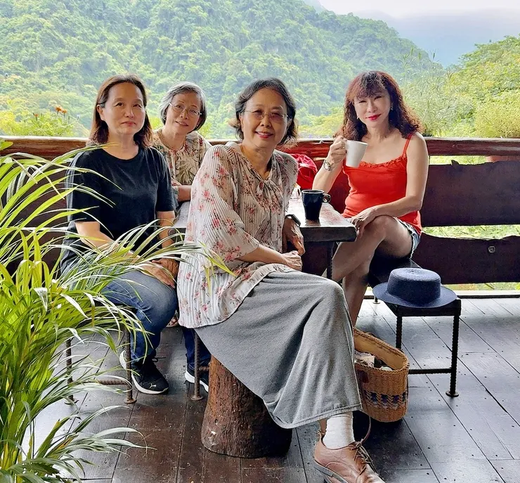 【山行玫瑰簡餐裹腹佐配雲山壯麗！餐後聊天的女眷們。】