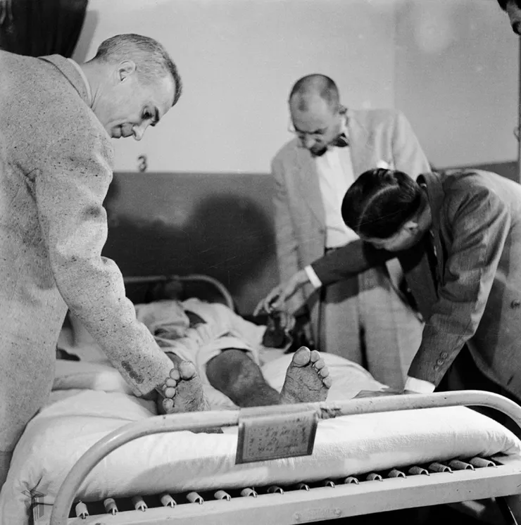 圖4 外籍人士會同醫護人員探視烏腳病患 案名：1952-1954農復會專輯 檔號：0041/0001/1 來源機關：行政院新聞局 管有機關：國家發展委員會檔案管理局