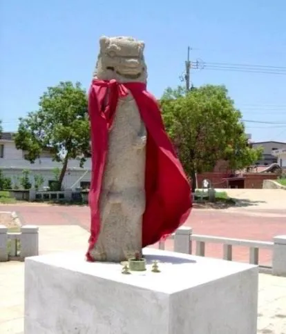 金湖鎮瓊林的風獅爺身穿披風,看起來像超人(圖片來源:維基百科;CC)