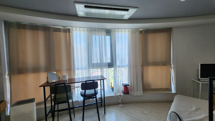 無法完全遮著落地窗的窗簾