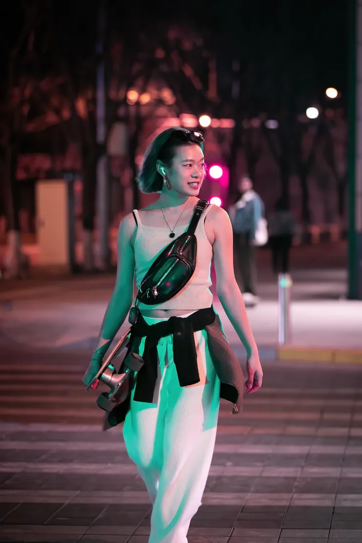 在北京工作之餘和朋友玩滑板