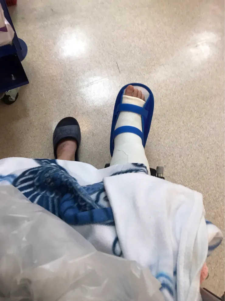 只能低頭望向無助與不能動彈的自己
