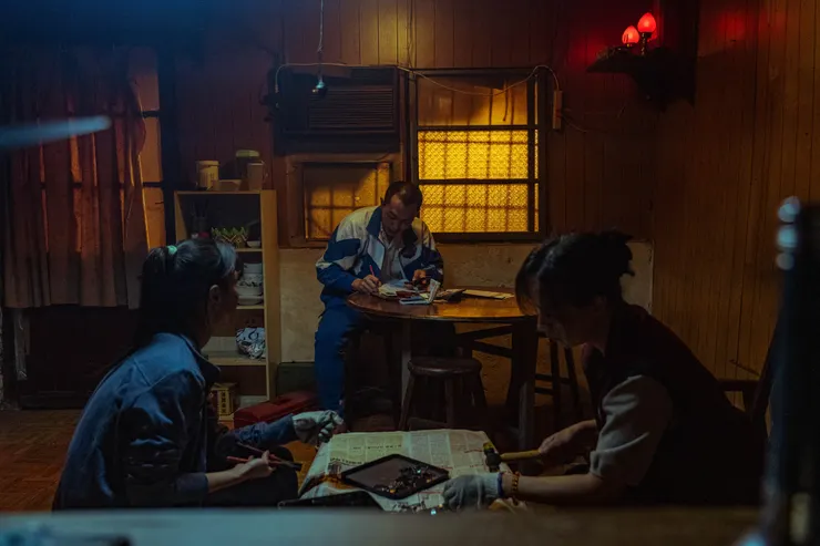 阿芬幫忙媽媽分擔工作，阿傑在幹什麼呢~