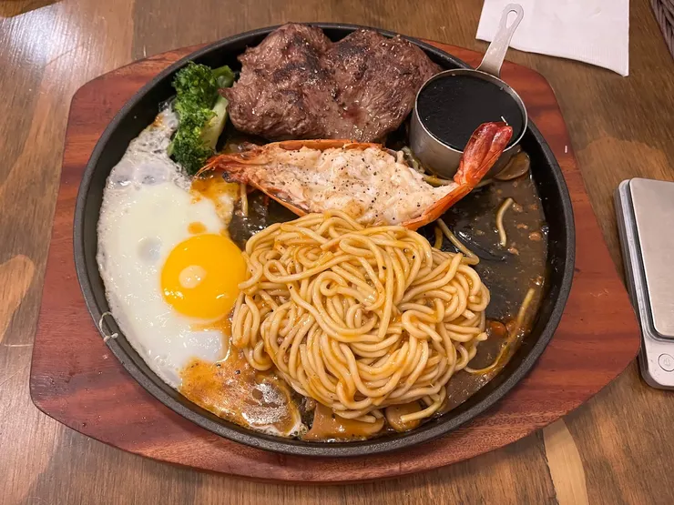 板腱牛排7oz跟黑虎蝦。