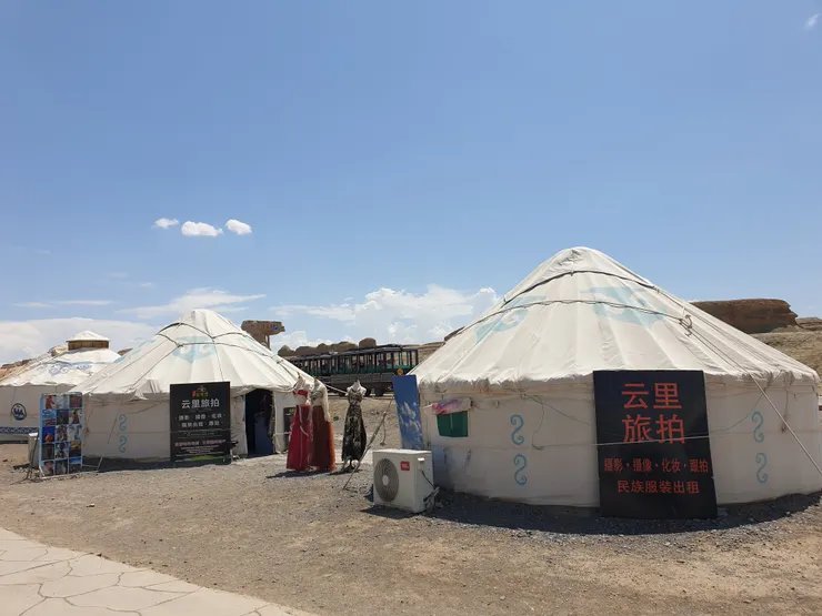 連旅拍店都是蒙古包，融入景點深具大漠風情
