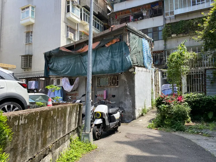 萬盛溪在無名後巷轉了個彎，通往興隆路251巷10弄