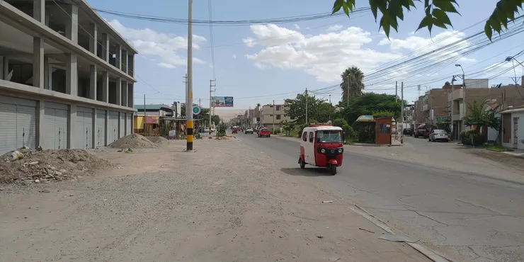 從 Ica 往 Huacachina的路上，TukTuk絡繹不絕，可以隨便招手或請旅店打電話，但打電話前請先問價格