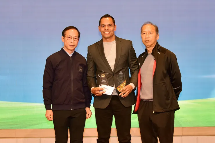 高美斯(中)從足總副主席黃有明(左)及元老足球員總會理事長曹長華手上接過「最佳神射手」獎項