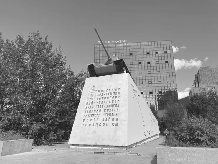 宰桑山腳下，被百貨大樓圍繞的坦克旅紀念碑