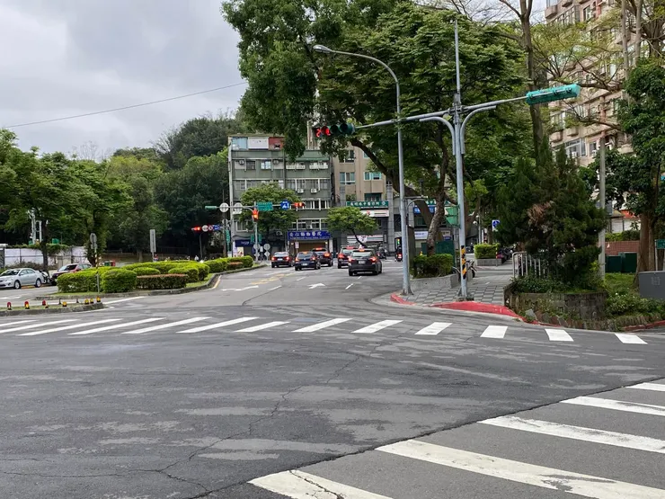 師大分部面向蟾蜍山，萬盛溪曾在此地匯入舊景美溪