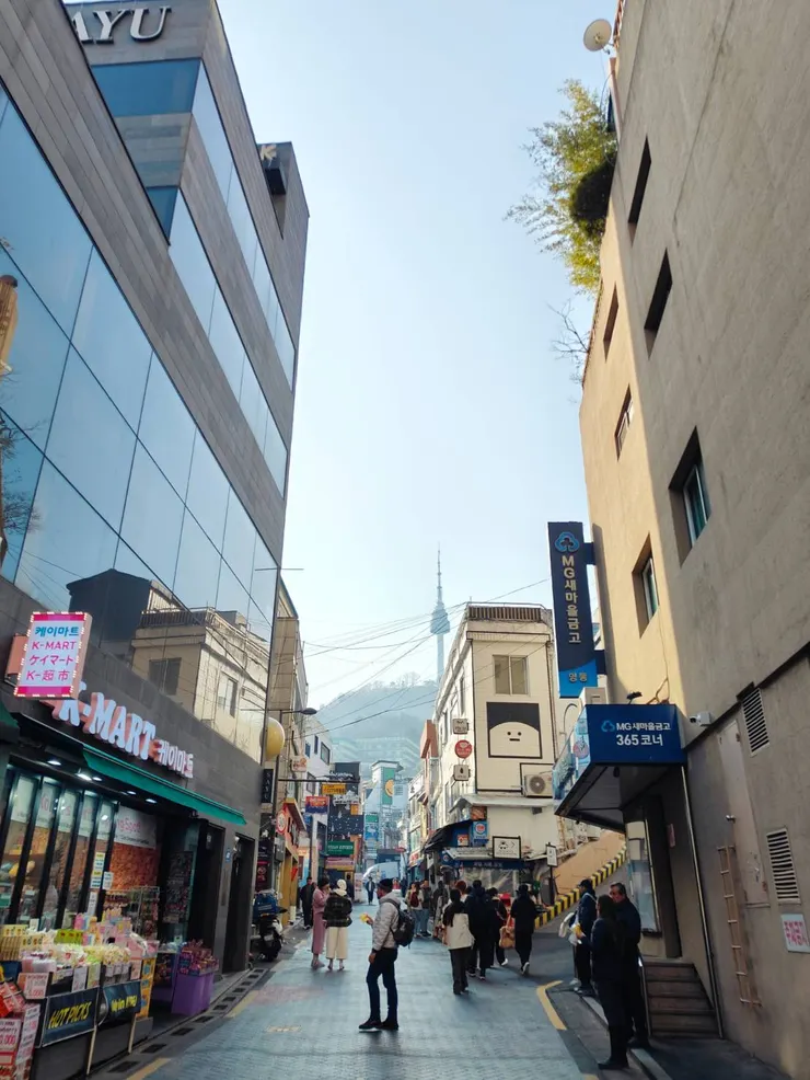 週六10:00的街道遊客人潮明顯增多