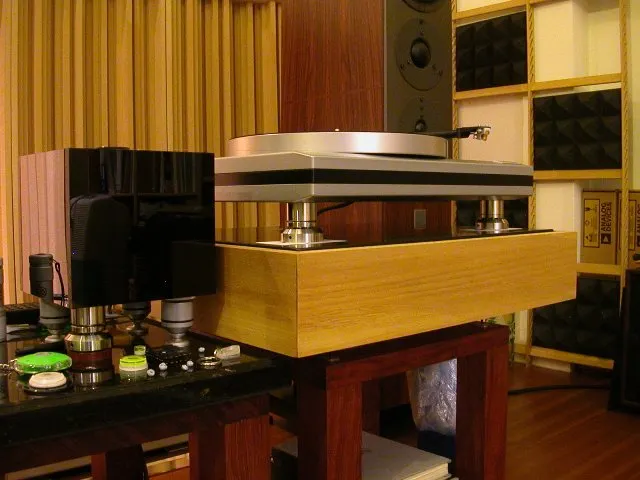 南洋檜木唱盤座，內填入了約 20 公斤的矽砂，LP 唱盤下方鎖著三顆 Finite Elemente Cerabase Compact