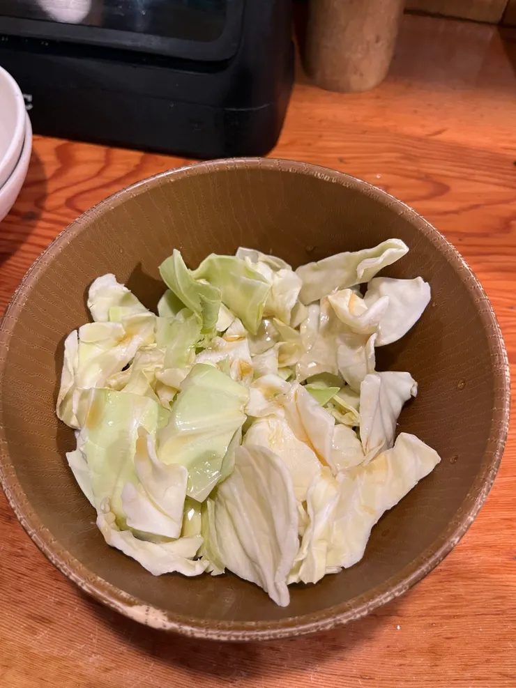 胡麻油生高麗菜。キャベツ盛＋ごま油。