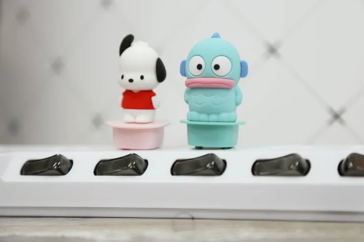 圖說：聯名Tritan環保瓶上的帕恰狗與人魚漢頓公仔，可以當成插座安全蓋，站在辦公室桌上，連上班時間都超級療癒。（資料來源：清心福全）