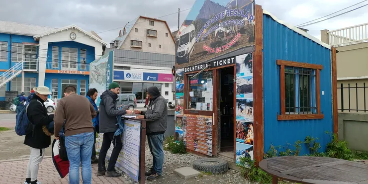 港口旁是前往地火島公園搭車處和票卷販售亭