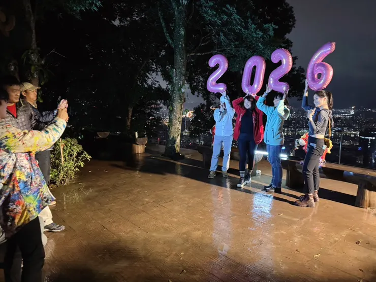 去年種種譬如去年死 ，今年種種譬如今年生，過去不留戀，未來不憂慮，共勉之