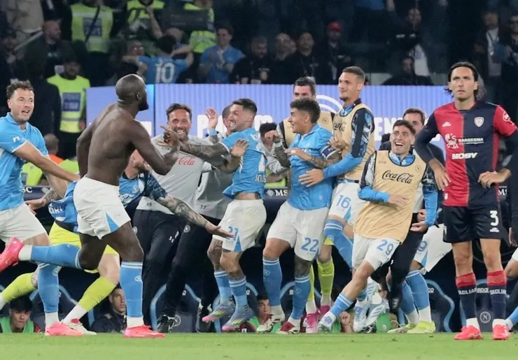 盧卡古為拿玻里射成2:0後脱衣與隊友慶祝