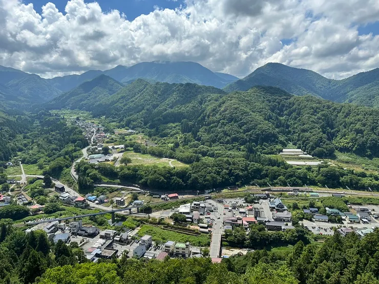 夏天一片綠油油,秋天下方盡是楓紅,冬天立刻轉變成水墨畫,一年四季都有不同景致