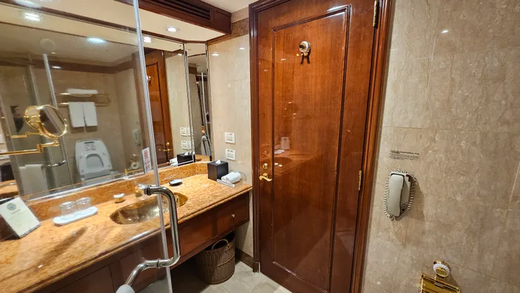 浴室的木頭門也很光亮!