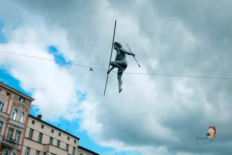 過河的人雕像，高2.2 米，重 50 KG