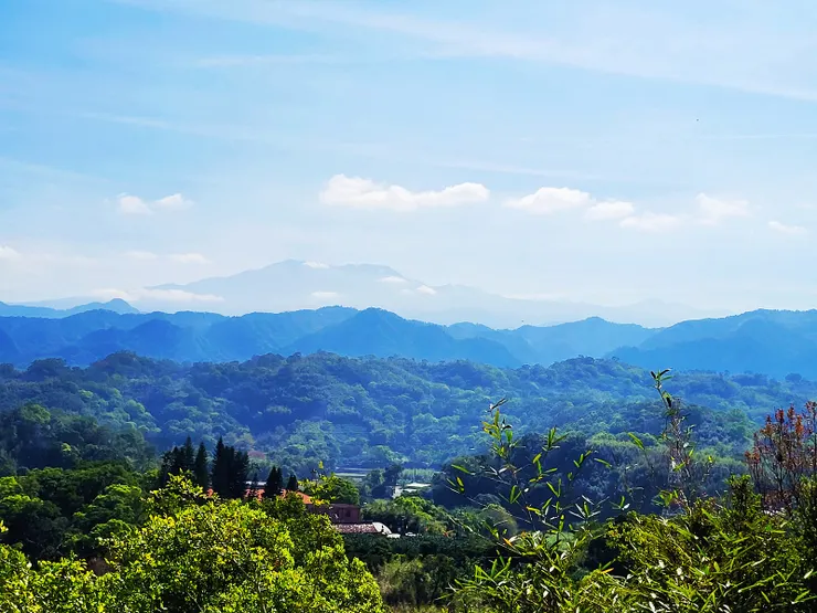 古道上可眺望加里山（遠方左邊最尖的山頭)。