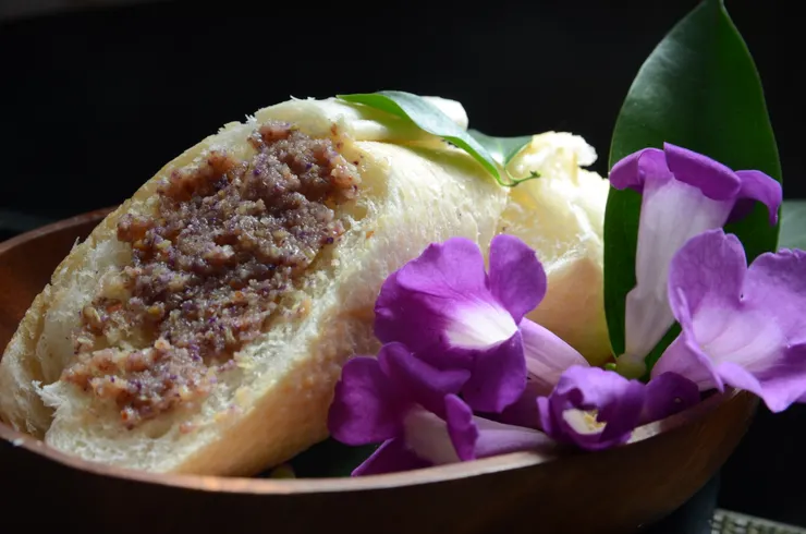 蒜香藤的嗆辣真不是蓋的，加了奶油、堅果與起士，把蒜香藤的生辣修飾得恰到好處，很適合做成麵包抹醬。