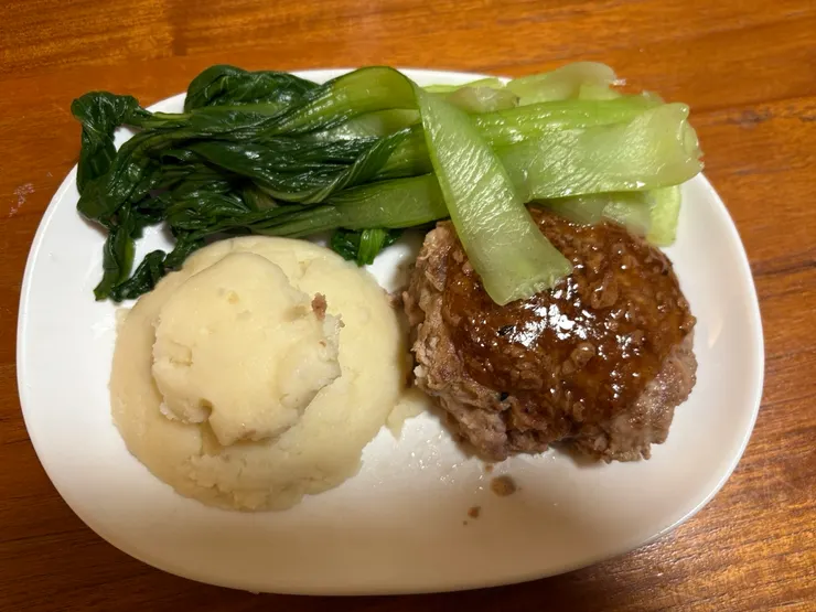 晚餐出爐啦！女兒負責擺盤。