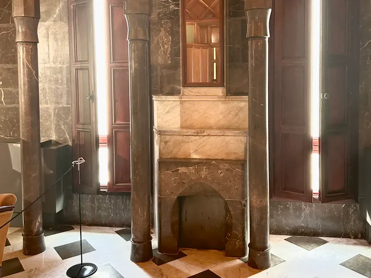 三樓臥房的壁爐向上便是一個一個以磁磚拼貼的煙囪。高第經常被忽落的屋頂，變成他發揮創意的地方！