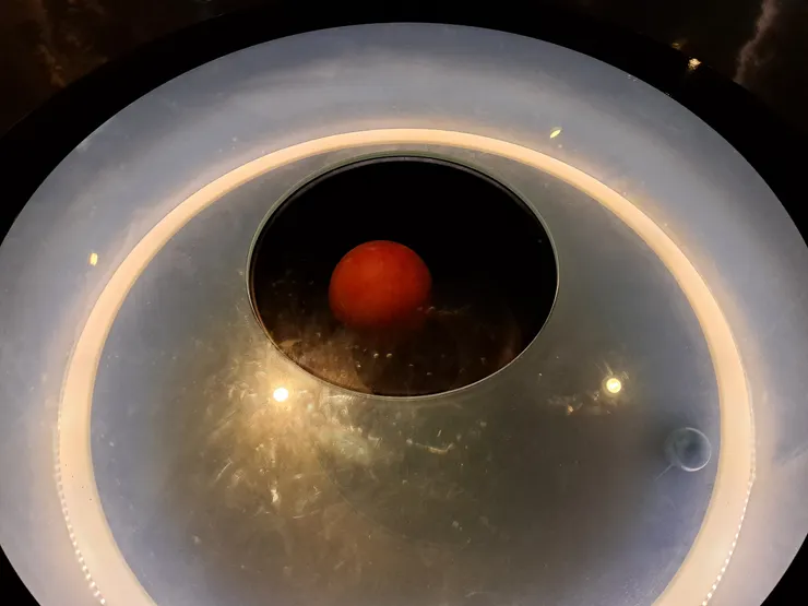 恆星周圍如果有行星存在的話,兩星會繞著共同質心公轉,我們有機會藉由觀察恆星的擺動察覺行星的存在。