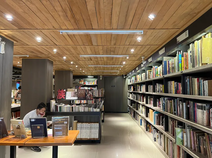 店內環境以木質調為基礎，書井然有序。