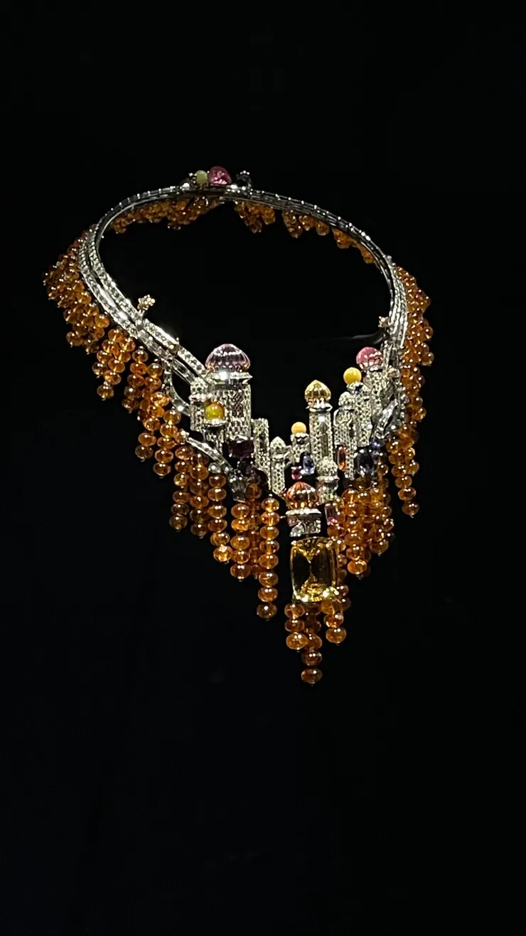 伊茲密爾項鍊，「傳奇舞會」系列，白K金、玫瑰金、黃K金、黃色藍寶石、紫水晶、黃水晶、錳鋁榴石、粉紅碧璽、彩色尖晶石、蛋白石與鑽石，梵克雅寶典藏。