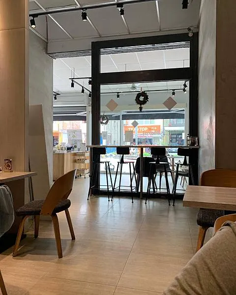 吧台位置4個高腳椅用餐吧台