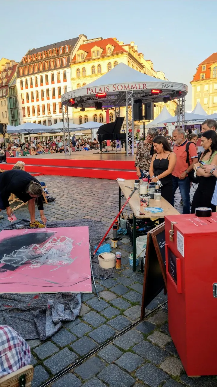 到底是作品是藝術還是行為是藝術已經難以區分了