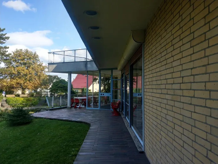 像船一般突出的甲板（露台）