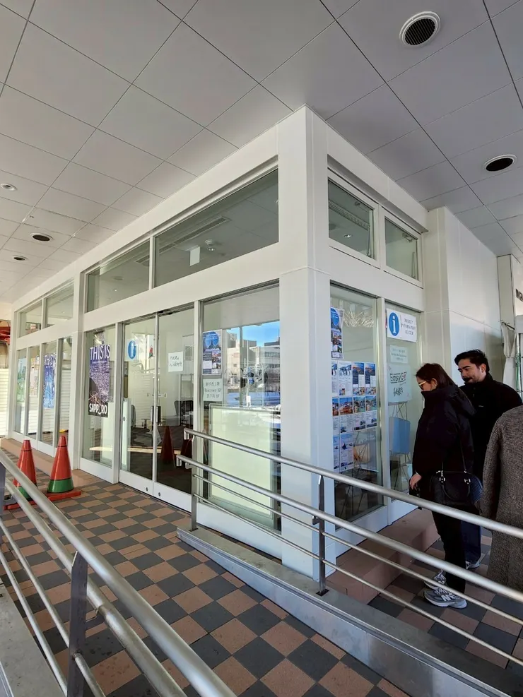 札幌電視塔下的遊客中心前集合