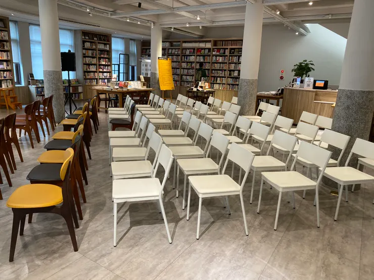 這場新書發表會不但座無虛席，甚至還臨時追加不少席次。