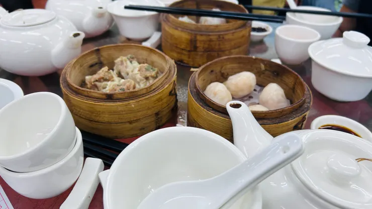 小小的桌面上滿是餐具及茶杯