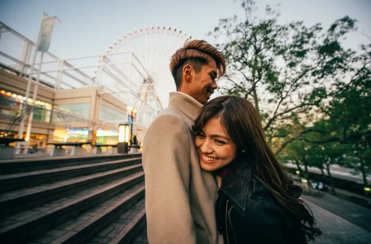 速食戀愛的受眾,選擇在枯萎前先收割下一場花開,重視約會大於長久關係。這種不斷更新的情感體驗,對於把「有趣」當成生命第一指標的年輕人來說很重要。圖/123RF圖庫