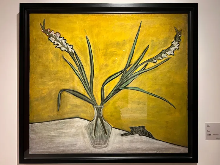 常玉，《花（劍蘭與貓）》，油彩、纖維板，1950年代或1960年代，123*139cm，國立歷史博物館蒐藏（館藏編號26888）。本文作者攝。