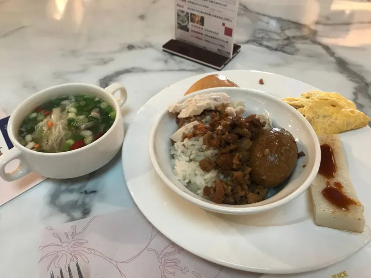 耐斯王子飯店的早餐有雞肉飯和牛肉湯,司機先生都說讚