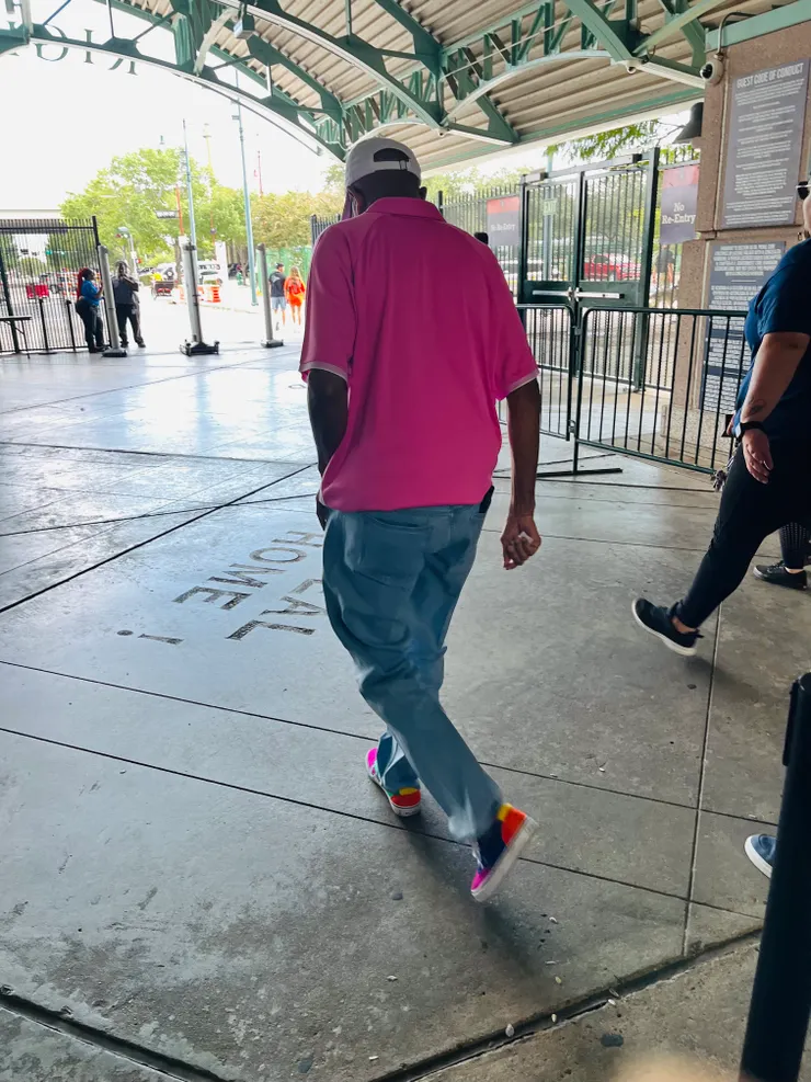 以螢光粉紅做為主色搭配的阿北