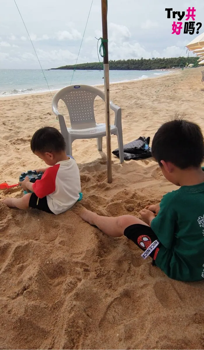 沙灘上戲耍的寶貝孩子,是他們用心安排的生活證明。