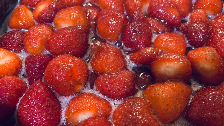 糖漬一晚的草莓會出汁